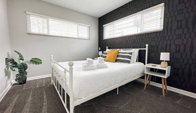 2BR in Uptown Maumee walk to Metropark