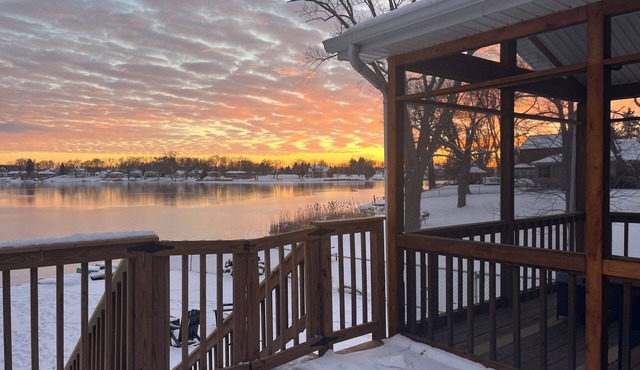 2BR Lake House - Stunning Views - Lake Toys - Screen Room - K Bed - Dog Friendly