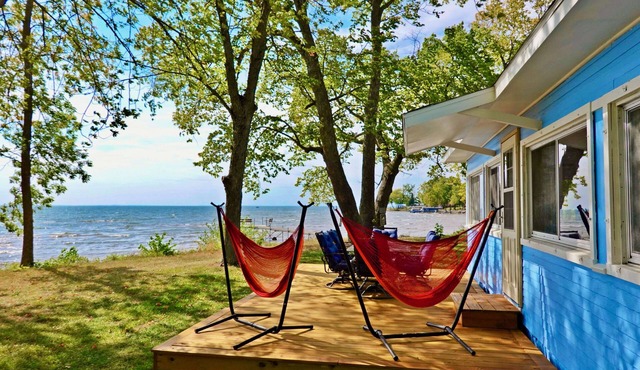 2BR Lakefront Cabin, Sandy Beach, Kayaks, Docks, Hammock Chairs & Firepit