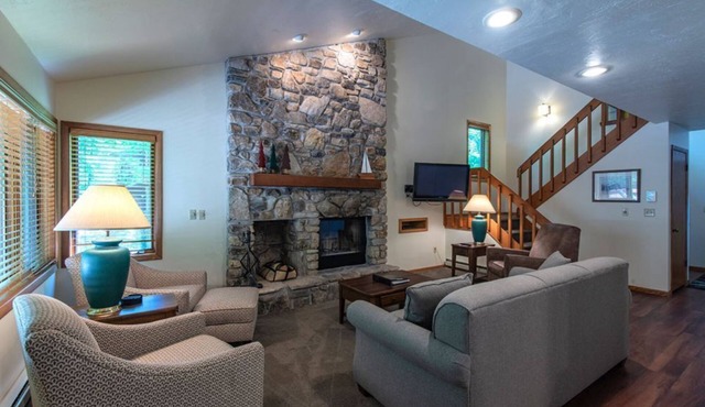 2BR Lakefront Condo: Balcony, Hot Tub, & Fireplace