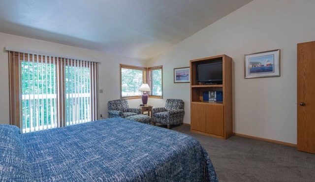 2BR Lakefront Condo: Sauna, Indoor Pool, & Stunning Views