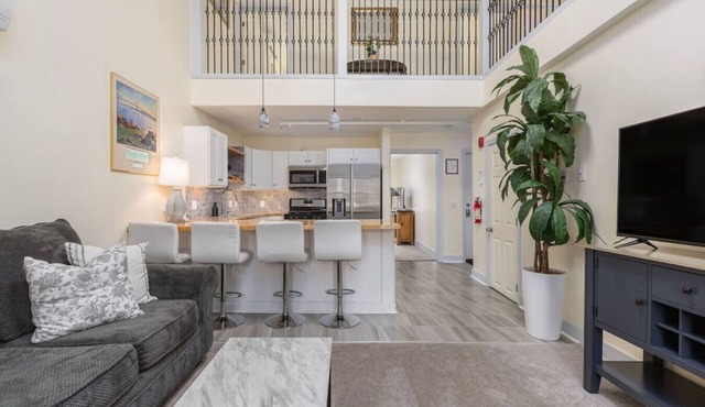 2BR Loft in the Heart of Newport with Parking!