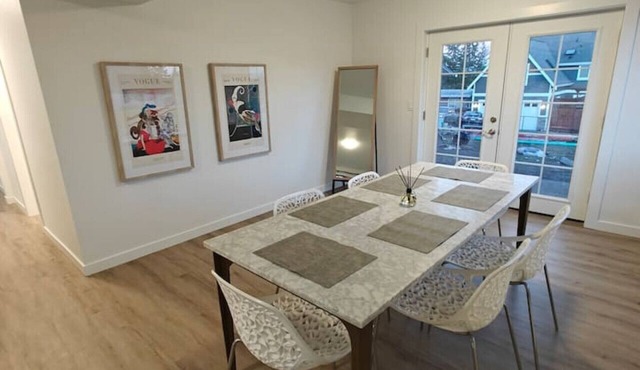 2BR Lux Apartment | 5 Mins from Airport | Pets+