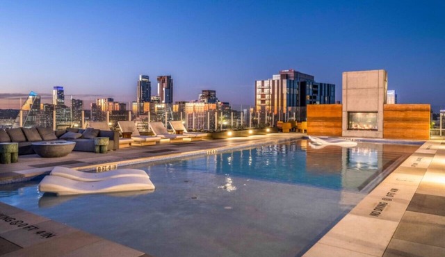 2BR Lux Highrise + Austin + Vibrant Rainey St