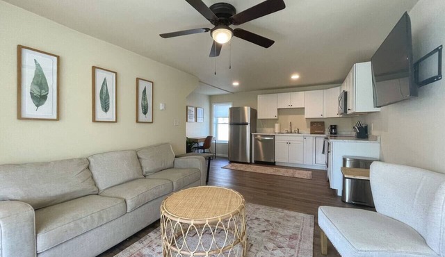 2BR Luxe Suite Near hospital, lake, and downtown