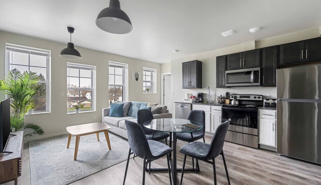 2BR Luxury Suite Near Henry Ford