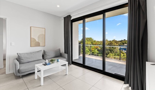 2BR Modern Apartment w/Balcony | Great Location