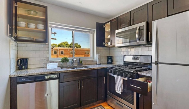 2BR Modern & Comfy Apt in Rogers Park near Dining!