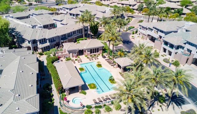 2BR Modern Condo W/ Heated Pool, Hot Tub, Kg Bed, Gym, & Fast WiFi