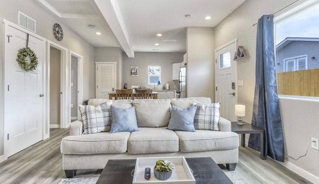 2BR Modern Cottage with Hot Tub in Monument Near USAFA, Park