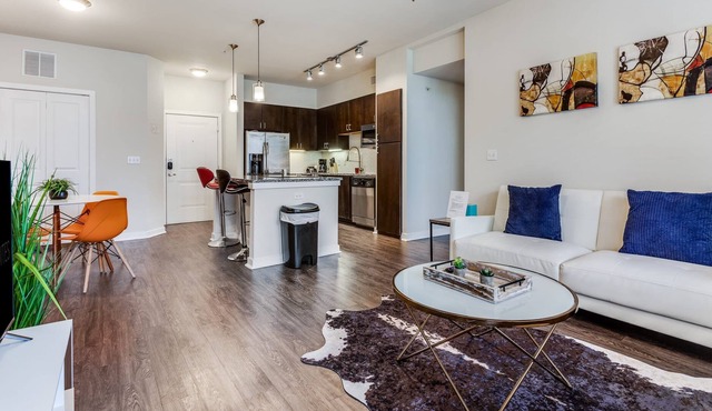 2BR Modern SoCo CozySuites w/ 2 Pools! #09