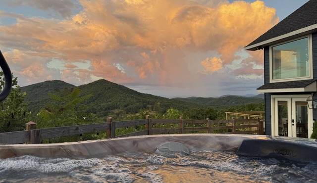 2BR Mountain chalet with loft, views & deck