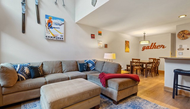 2BR Mountain Condo | Deck, Hot Tub Access + Minutes to Hiking