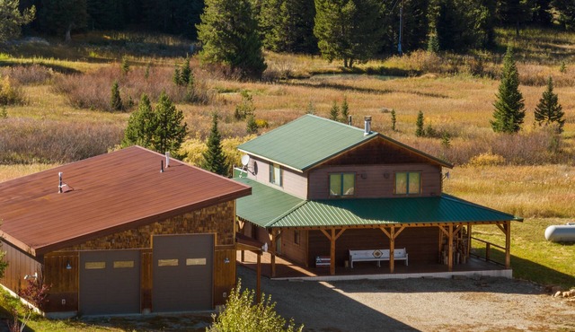 2BR · Mountain Views · 7 min to Yellowstone · Bunk House Big House
