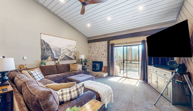 2BR Mountain-View Condo w/2 decks, Wifi, & Private W/D