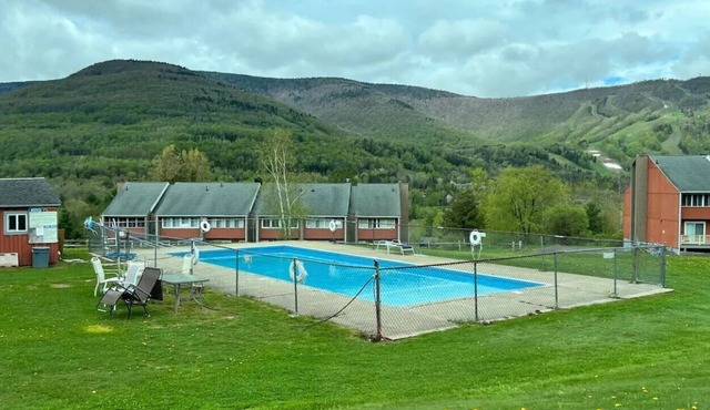 2BR Mountain View Home with Pool & 3 mins to Ski Slopes
