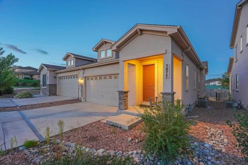 2BR Mtn Views USAF Academy Newly Build Central AC