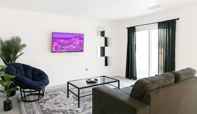 2BR Near Airport & Downtown Near Attractions.