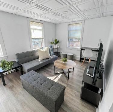 2BR Near Airport public transit to downtown