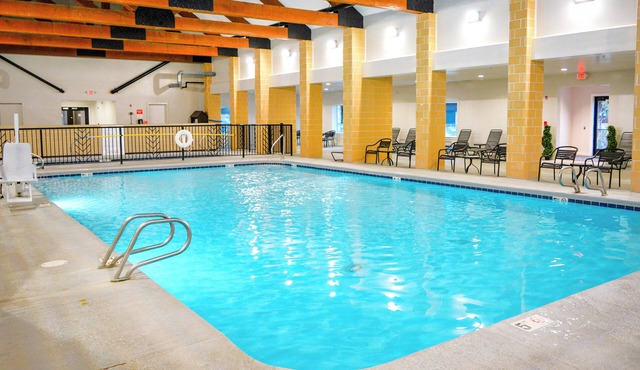 2BR near West Entrance, Pool, Hot Tub, Games Room