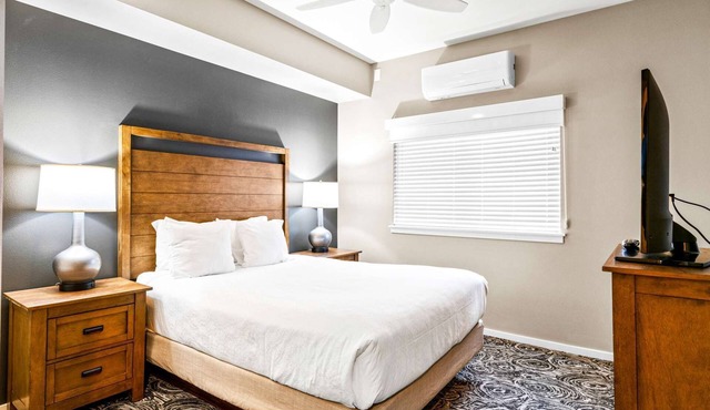 2BR near West Entrance, Pool, Hot Tub, Games Room