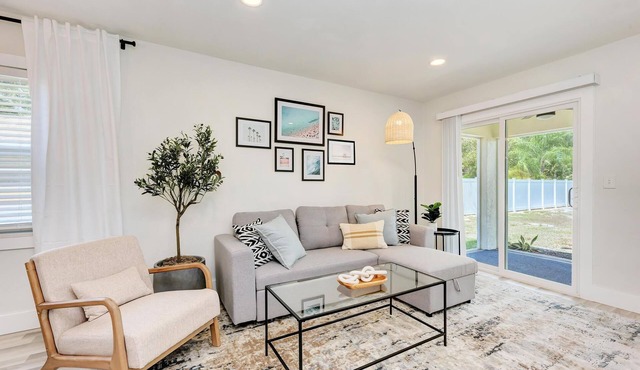 🌴 2BR Oasis w/Lanai, Fire Pit + 5 Min to Nokomis Beach