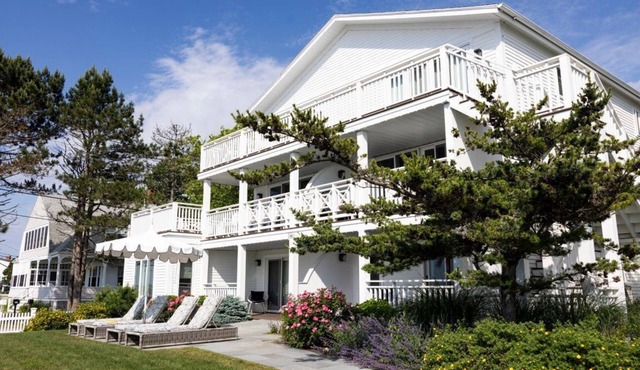 2BR Oceanfront Retreat | Fireplace, Deck & Kitchen