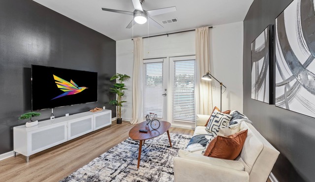 2BR on 1st floor: Pool, Gym, Bikes, Grill, 2 King Beds, and a Sleeper Futon!