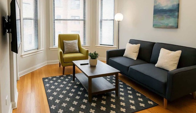 2BR on N Halsted St: Lakeview Living