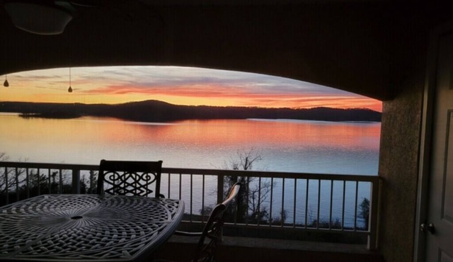 2BR Penthouse Condo - Beautifully Renovated - Spectacular Lake View