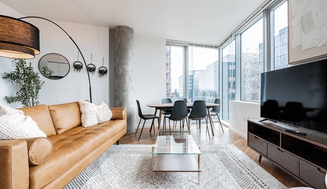 2BR | Pool, Gym & Rooftop | Bellevue | Sophari A