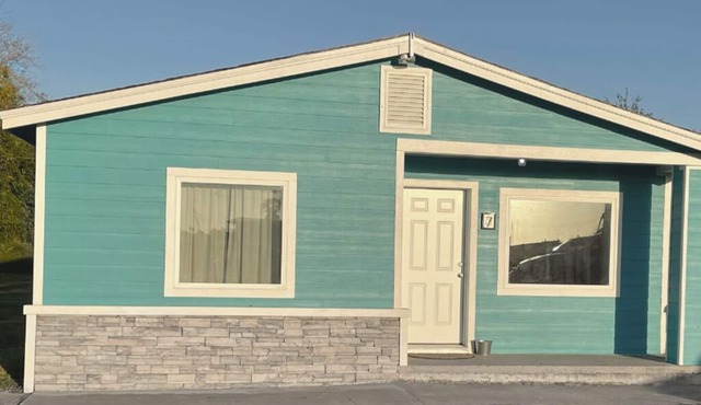 2BR Private Cottage, Free Parking & WiFi, Pets OK