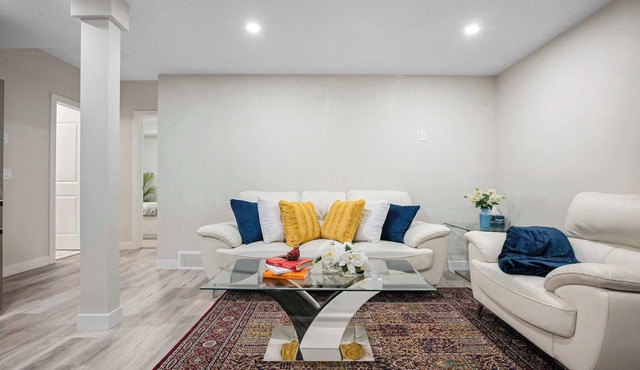 2BR Private Suite Free Banff Pass Netflix NE Evanston!