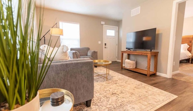 2BR Private Suite w/Full Kitchen & Laundry!