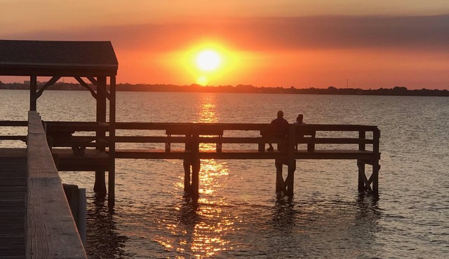 2BR RENOVATED CONDO: WALK TO RIVER & BEACH! FISH, KAYAK, POOL,TENNIS & MORE