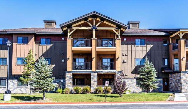 2BR Retreat 0.5 Mi to Yellowstone, Pool - Hot Tub