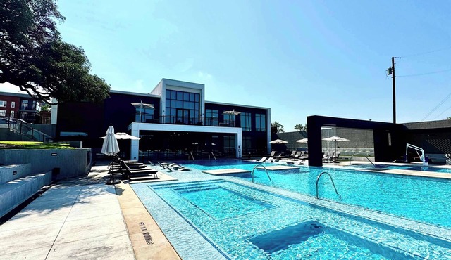 2BR Retreat -Gym, Pool, Parking
