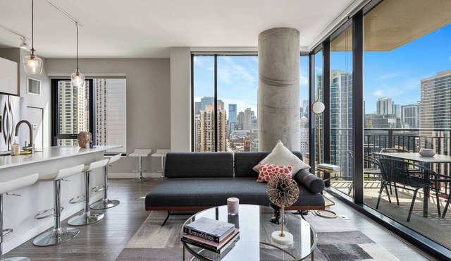 2BR Retreat in Downtown + City Skyline Views