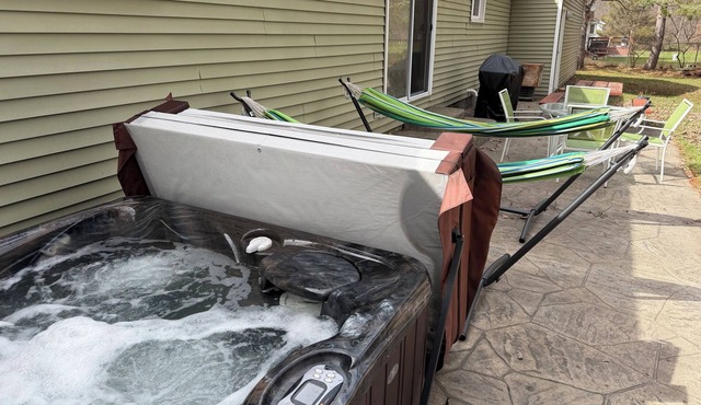 2BR Retreat w/Hot Tub Fireplace Near CMU & Casino
