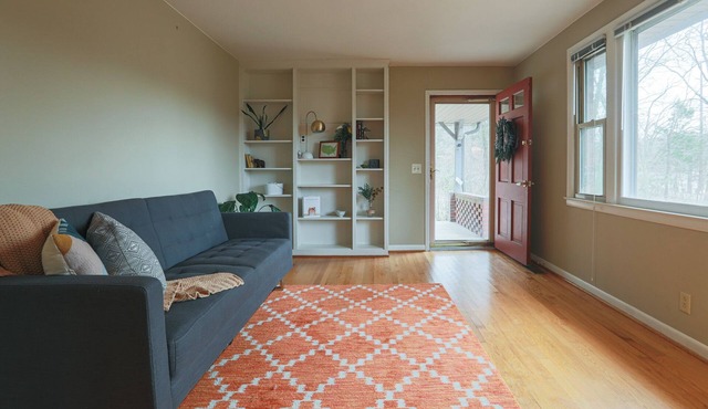 2BR Retro Hillside Oasis - Conveniently Located to the Best of Nashville!