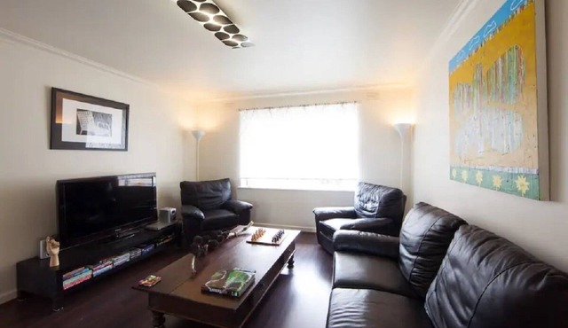 2br, Safe, Locked Parking & Close to Transport