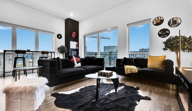 2BR Skyline Suite - Free Parking & Walk to Broadway