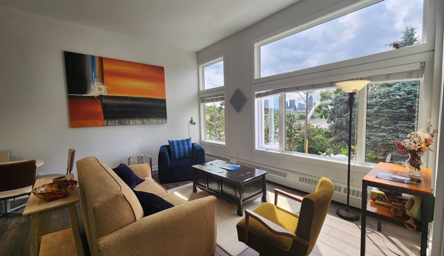 2BR,Sleeps 4-6, Big spacious feeling, free parking, rivers. 4min to confluence.