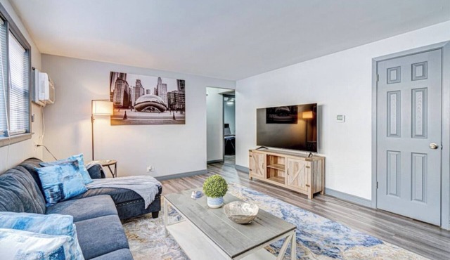 2BR Sleeps 7 King Bed Prime Location