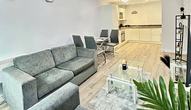 2BR-Sleeps4-CityCentre-Parking-Rooftop