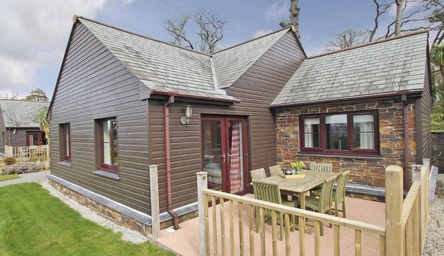 2br-sleeps4-pool-freeparking-trenythonestate