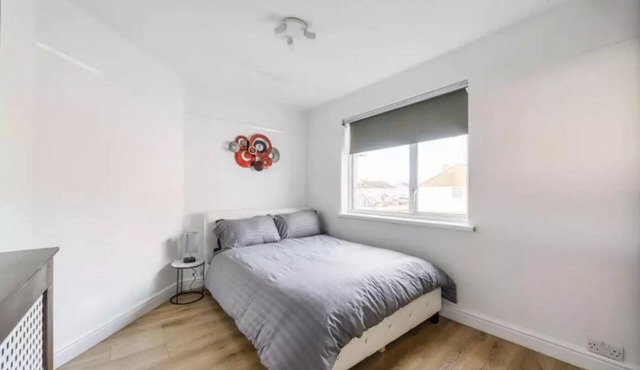 2BR-Sleeps6-Parking-Garden-NearLondon