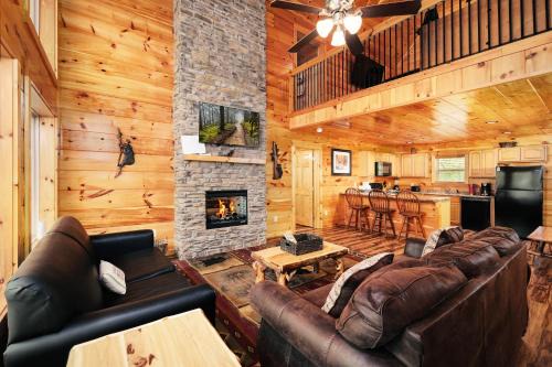 2BR, slps 10, 8 min to Dollywood, hot tub!