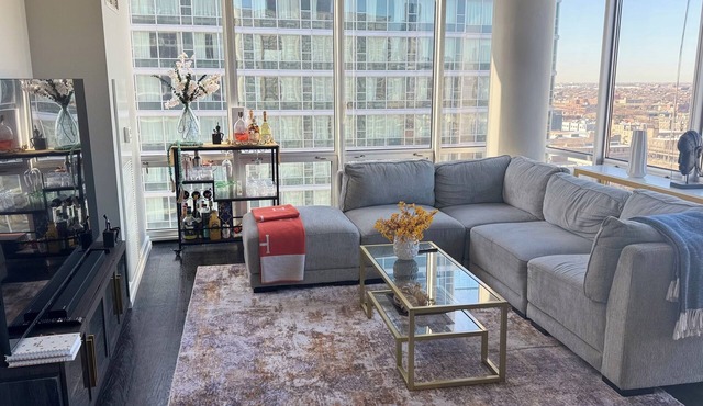 2BR South Loop Apt—Walk to Lake, Museums, Aquarium + Pool, Gym, WiFi, & Conv Ct