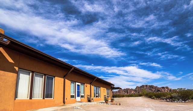 2BR Southwest Suite Amazing Views/Sunsets 5 min to Hueco Tanks